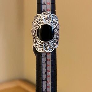 Silver tone ring with tear drops fanned around black enamel size 6 1/2